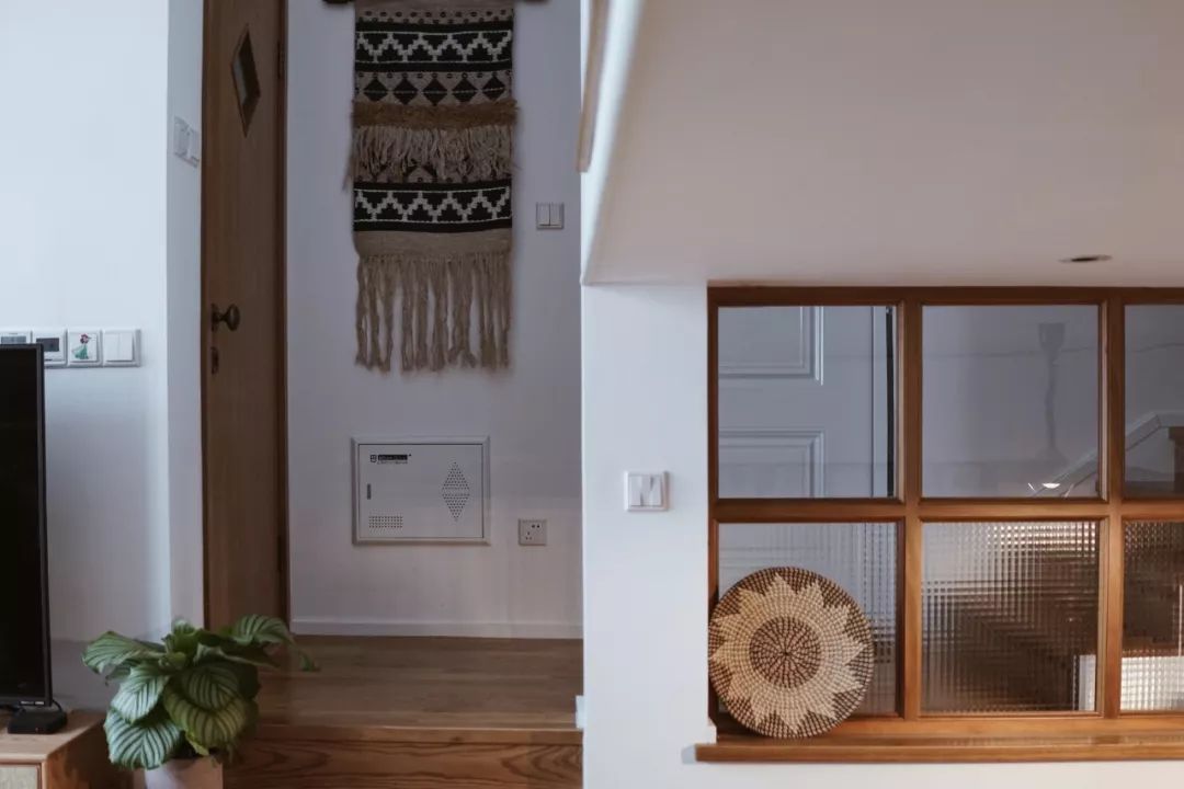 她买下32㎡上海老旧学区房，为女儿打造小桃园，还有20㎡超舒适大庭院