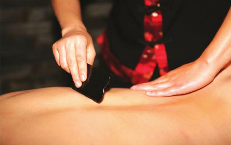 刮痧技巧如何才能轻松把痧刮出来,秋天刮痧最佳时间和禁忌