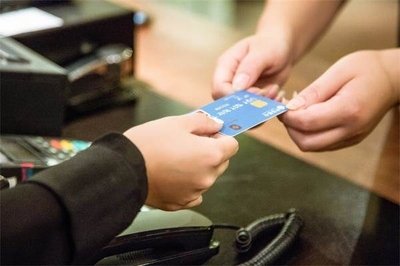 员工发工资为什么统一办银行卡,工厂发工资要用统一的银行卡吗