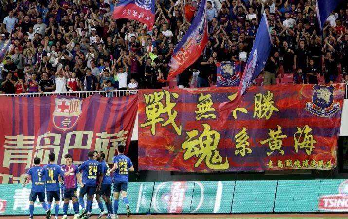 足球夺冠捧杯庆祝动作,足球夺冠举奖杯庆祝动作