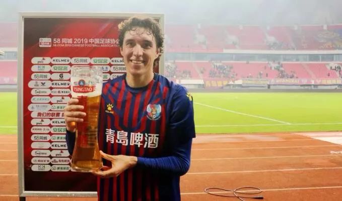 足球夺冠捧杯庆祝动作,足球夺冠举奖杯庆祝动作