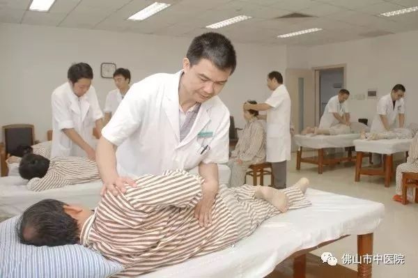 低头族颈椎不适怎么治,低头族当心颈椎病缠上你