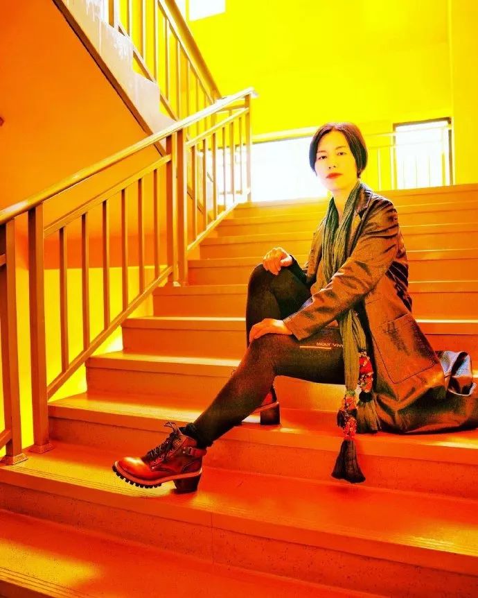 一束光一扇窗户,一扇门透着一束光