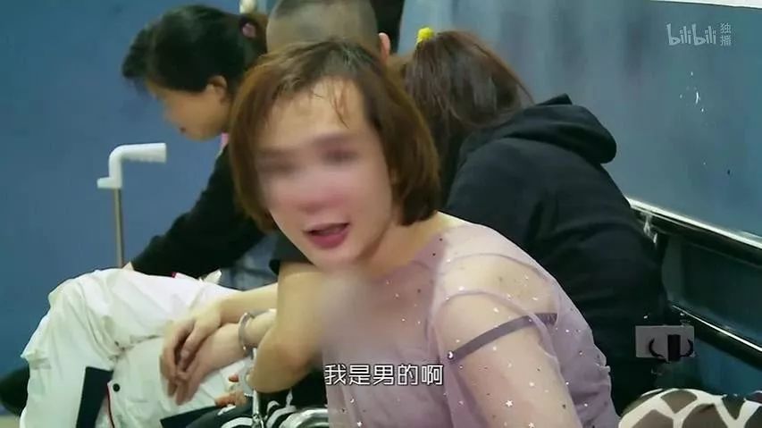 聚众吸毒被带回，纠缠之下，“她”的长发忽然掉落……