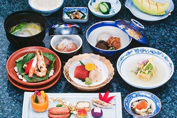 日本天皇是怎么吃海鲜,日本天皇吃什么饭