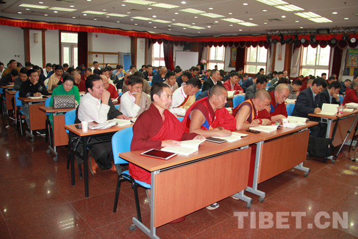 老一辈藏医如何薪火相传?这个持续10年的研修班给出了答案