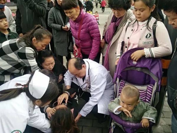 未央正能量|社区广场上演惊险一幕,他们争分夺秒抢救生命……