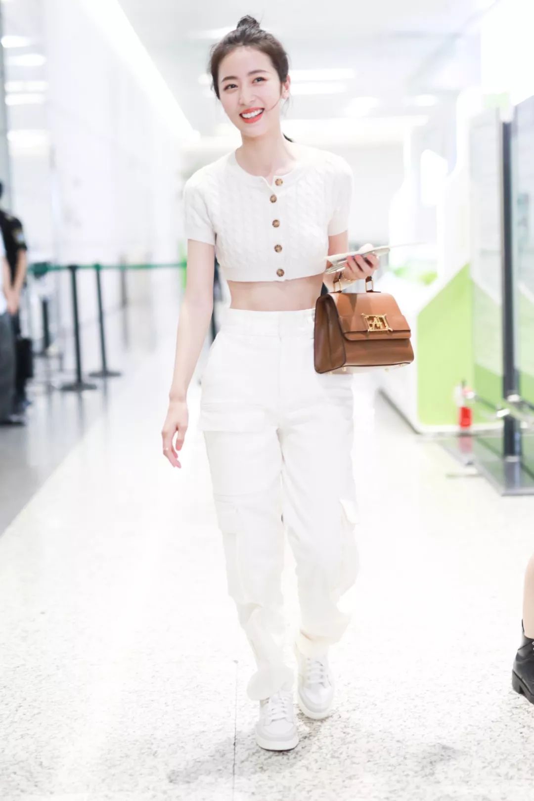 2022秋冬女明星马丁靴穿搭,女明星卡其色风衣搭配马丁靴图片