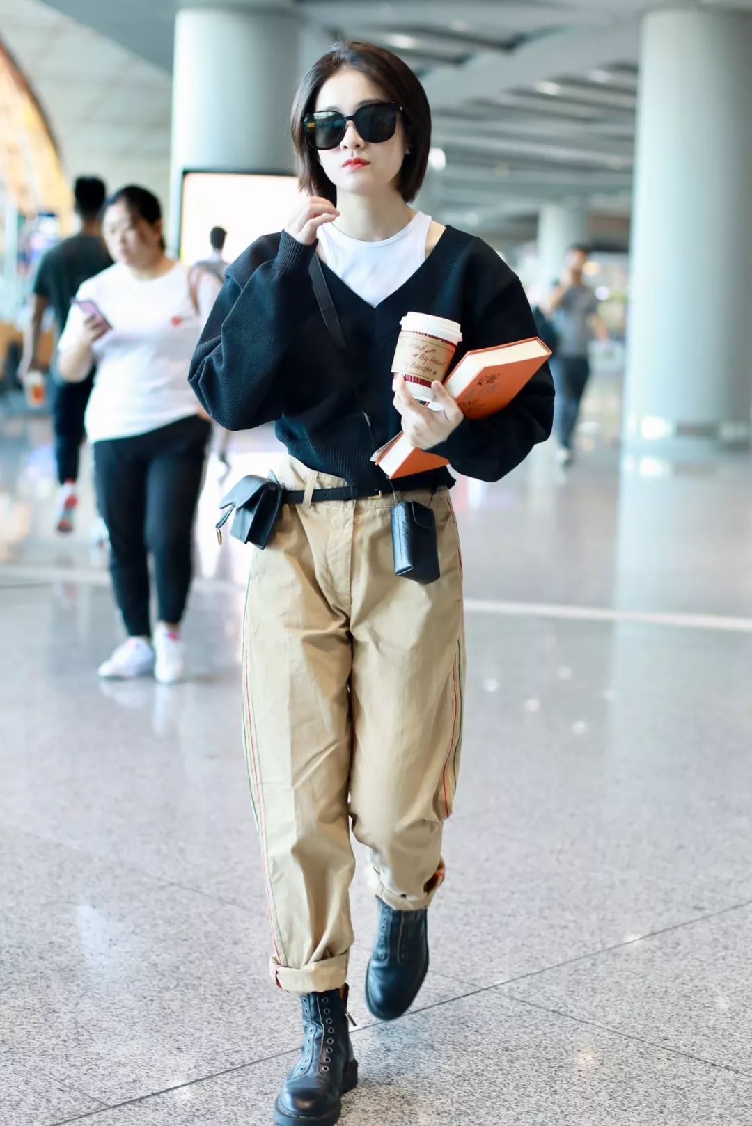 2022秋冬女明星马丁靴穿搭,女明星卡其色风衣搭配马丁靴图片