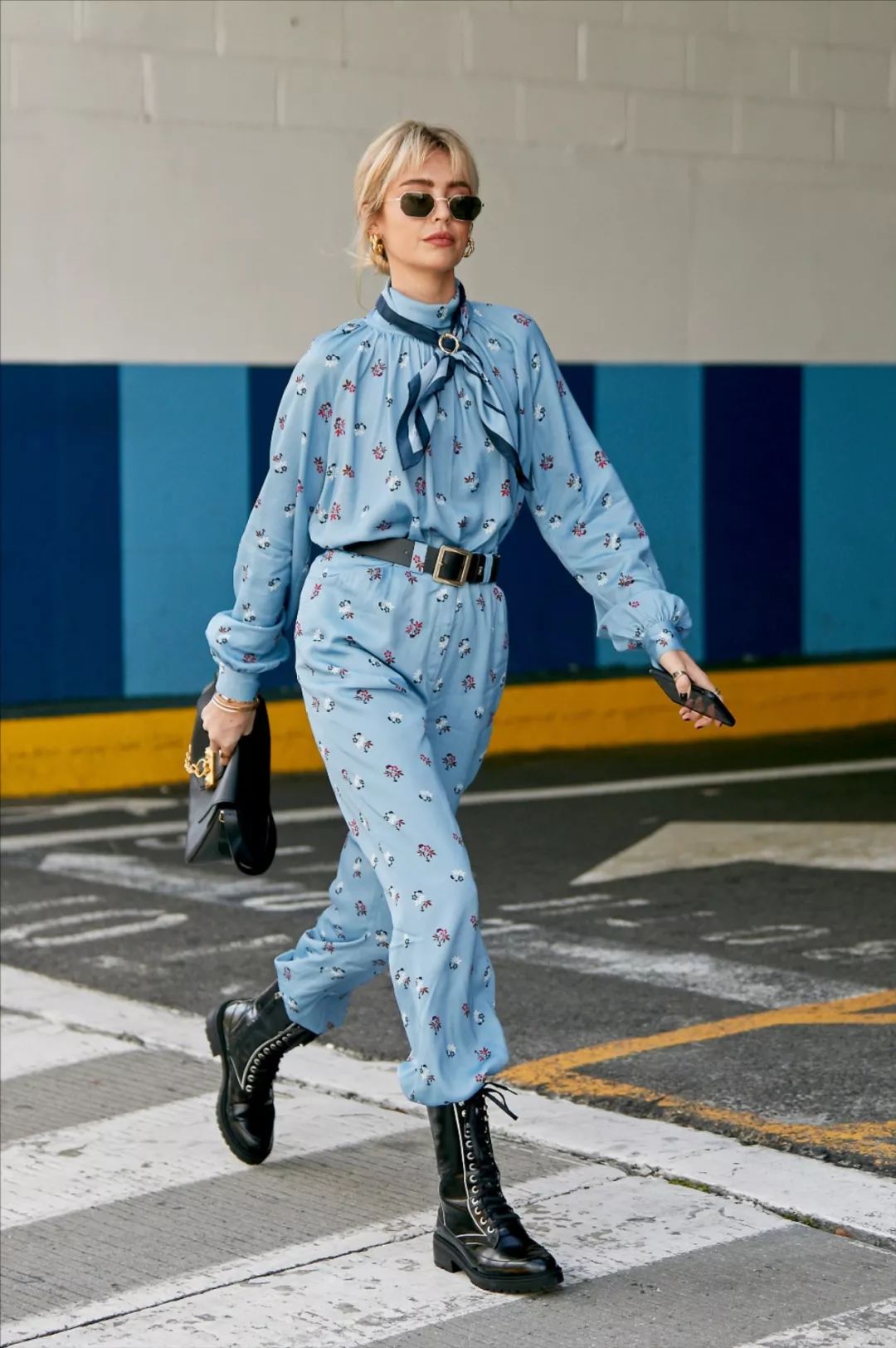 2022秋冬女明星马丁靴穿搭,女明星卡其色风衣搭配马丁靴图片