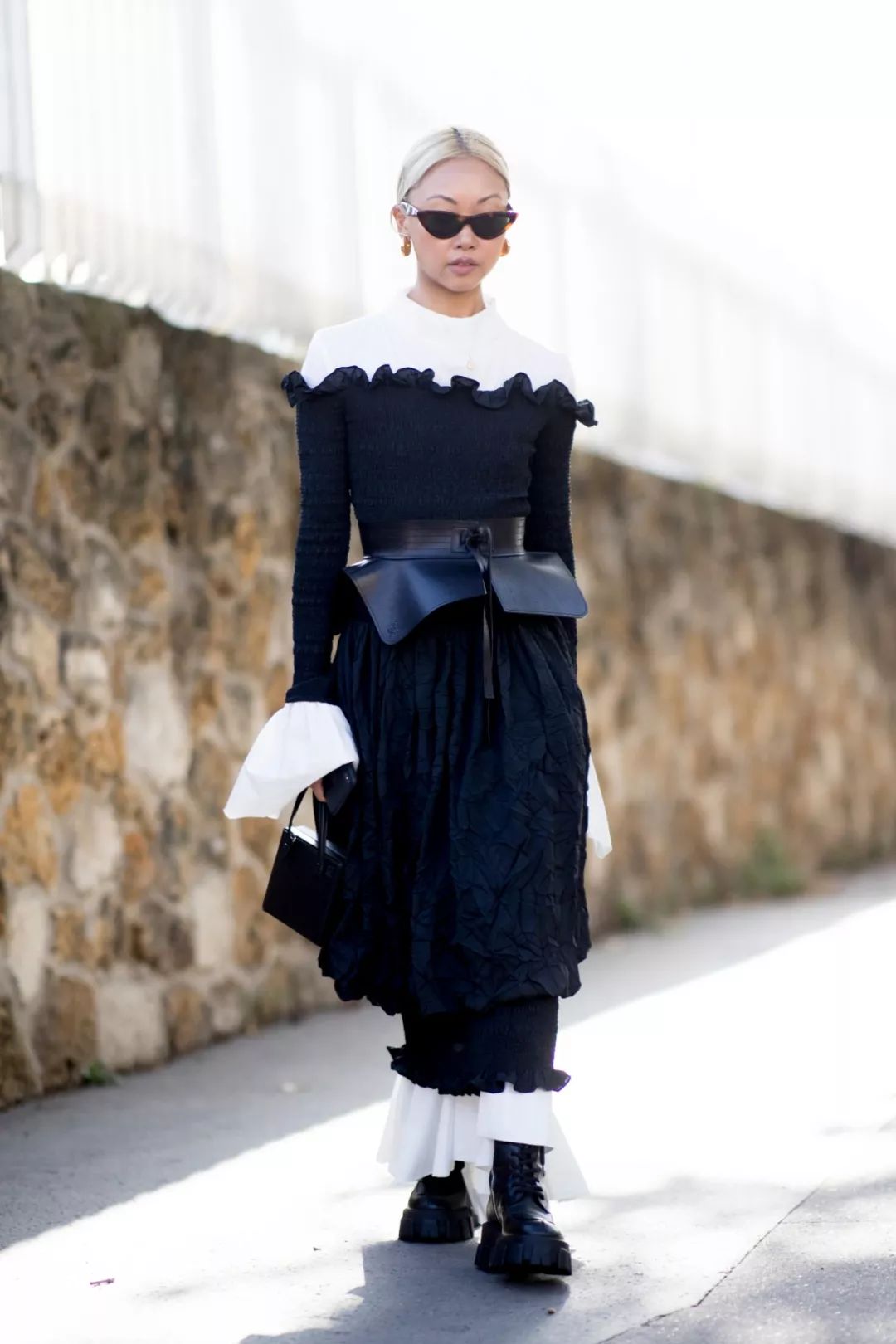 2022秋冬女明星马丁靴穿搭,女明星卡其色风衣搭配马丁靴图片