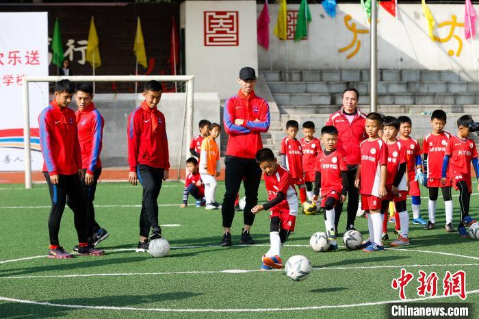将“足球梦想”种进校园重庆斯威队球员与小学生“较量”球技