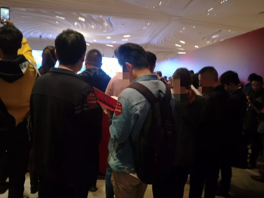 上万人抢房现场,成交猛增的万人抢房