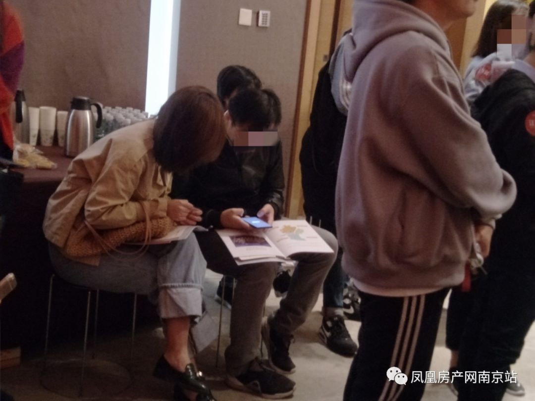 上万人抢房现场,成交猛增的万人抢房