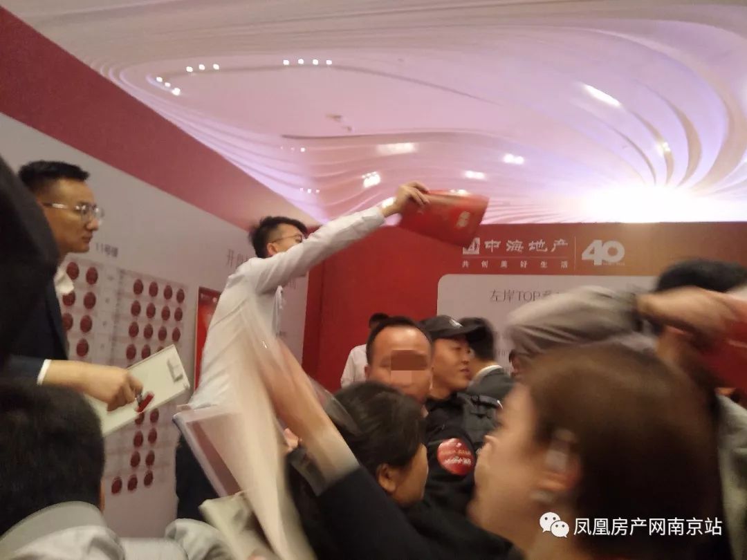 上万人抢房现场,成交猛增的万人抢房