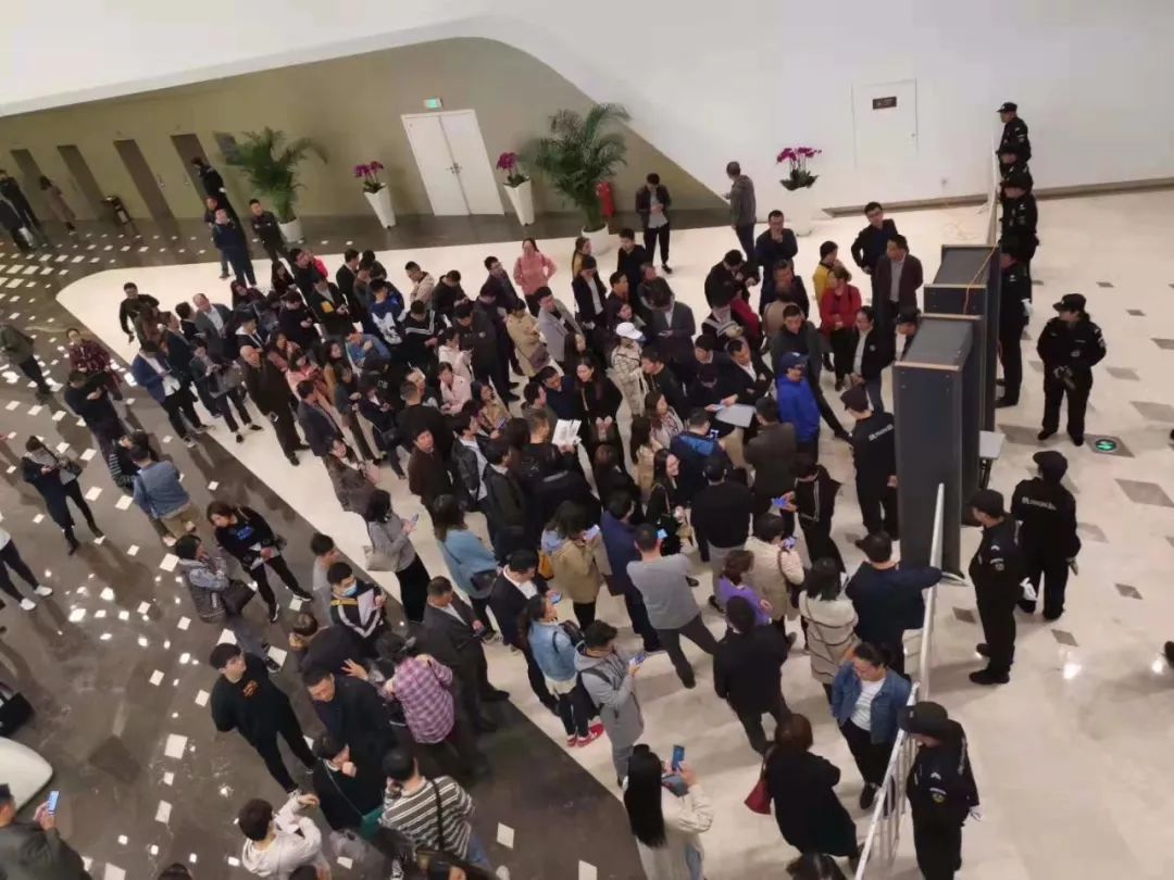 上万人抢房现场,成交猛增的万人抢房