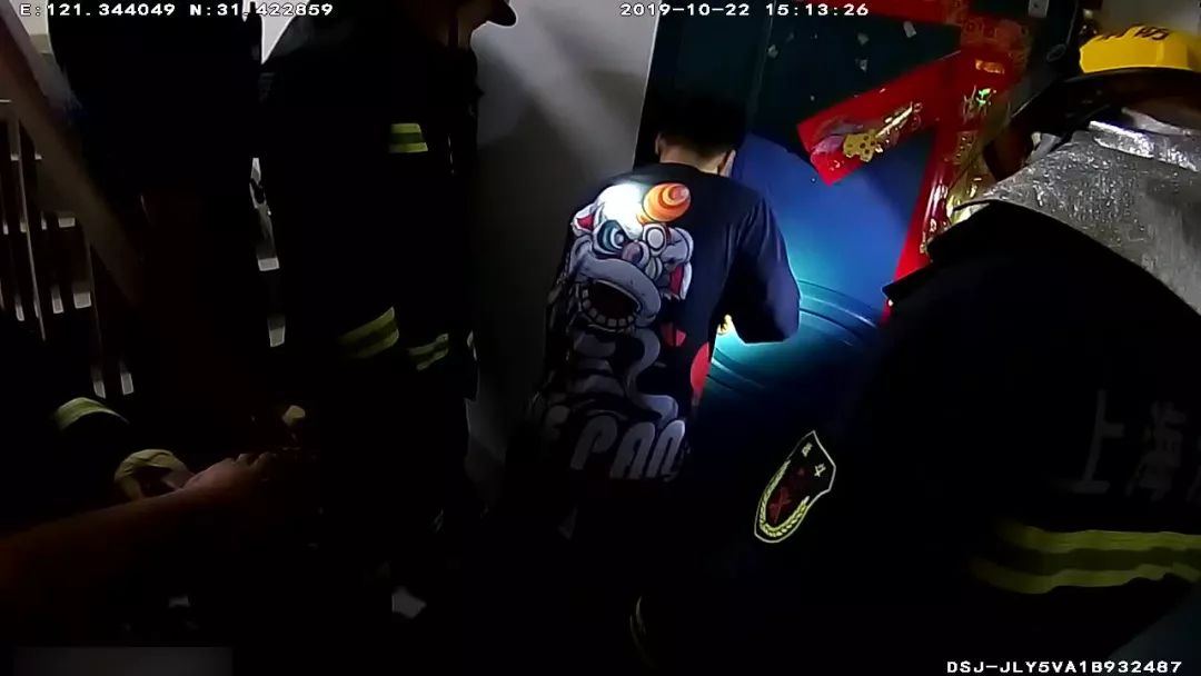 正能量暖心举动老人躺后备箱,老人不慎迷路消防员暖心相助