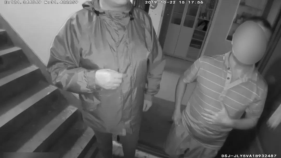 正能量暖心举动老人躺后备箱,老人不慎迷路消防员暖心相助