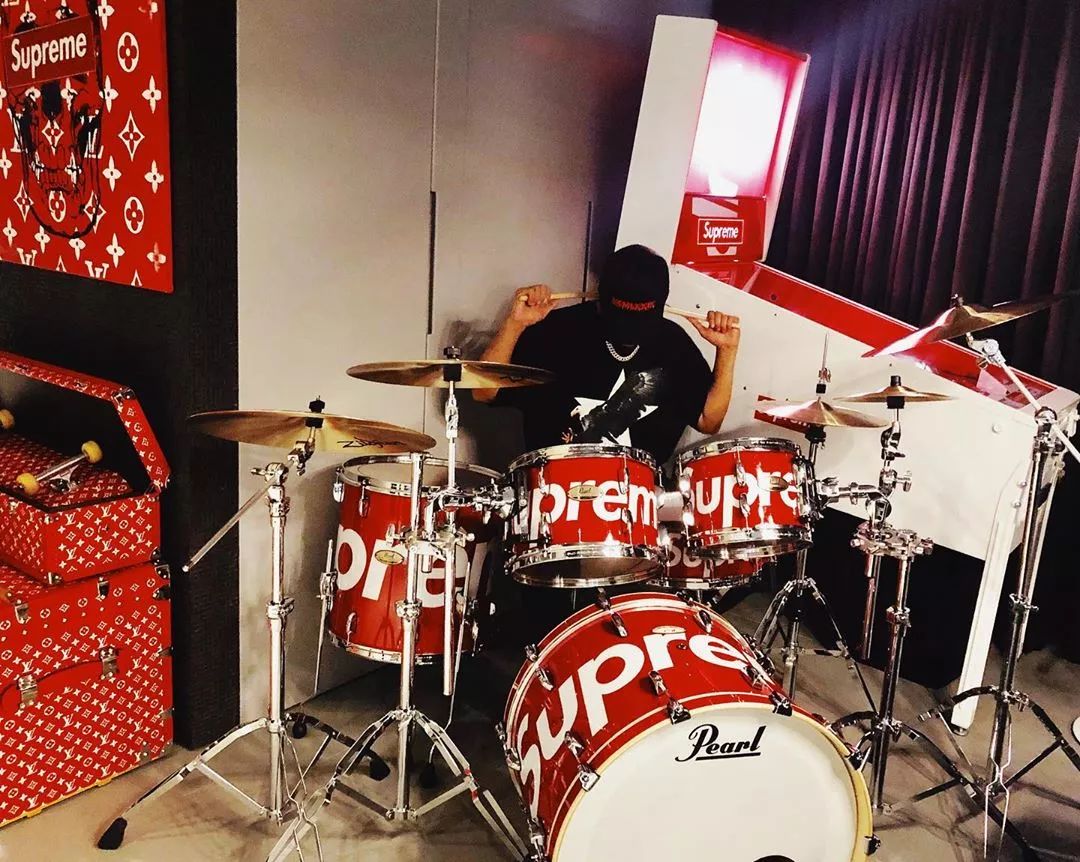 坐拥数千球鞋,满屋潮流玩具!他可能才是国内最潮的明星