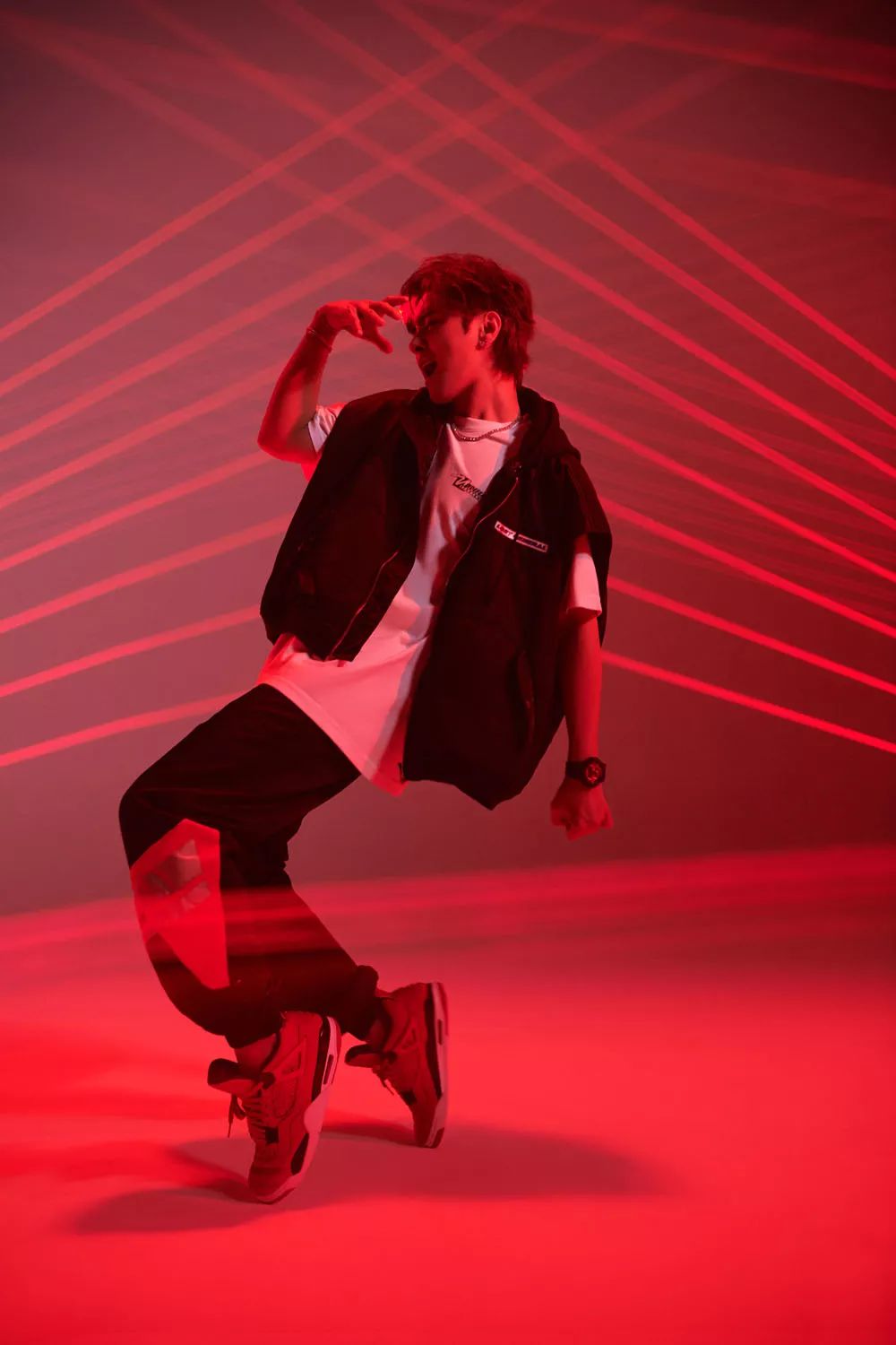 坐拥数千球鞋,满屋潮流玩具!他可能才是国内最潮的明星