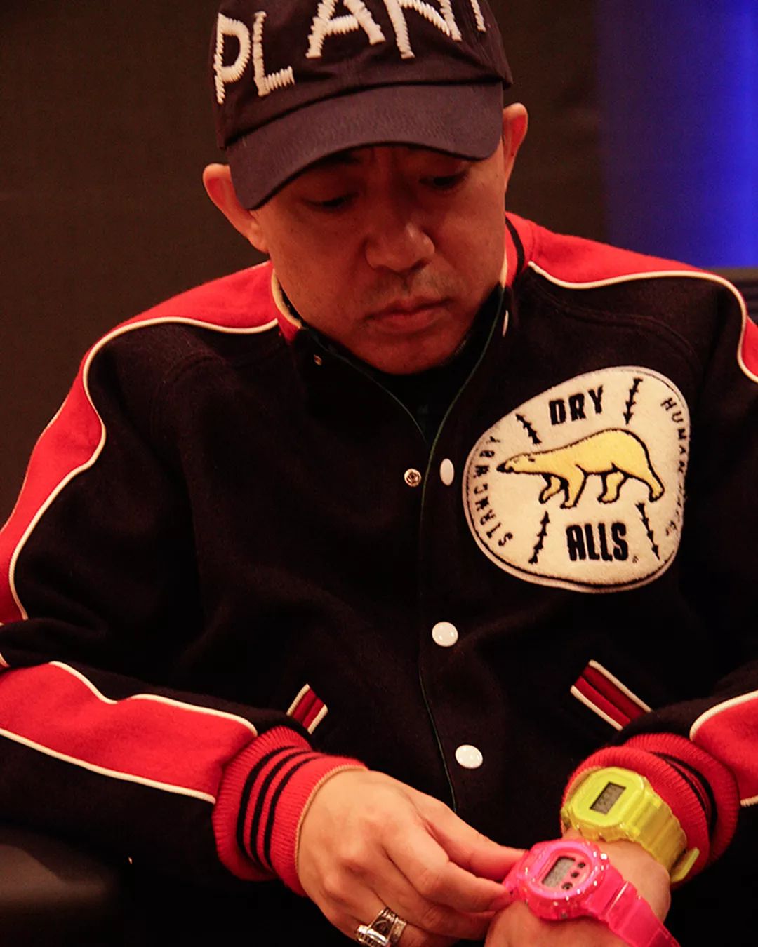 坐拥数千球鞋,满屋潮流玩具!他可能才是国内最潮的明星