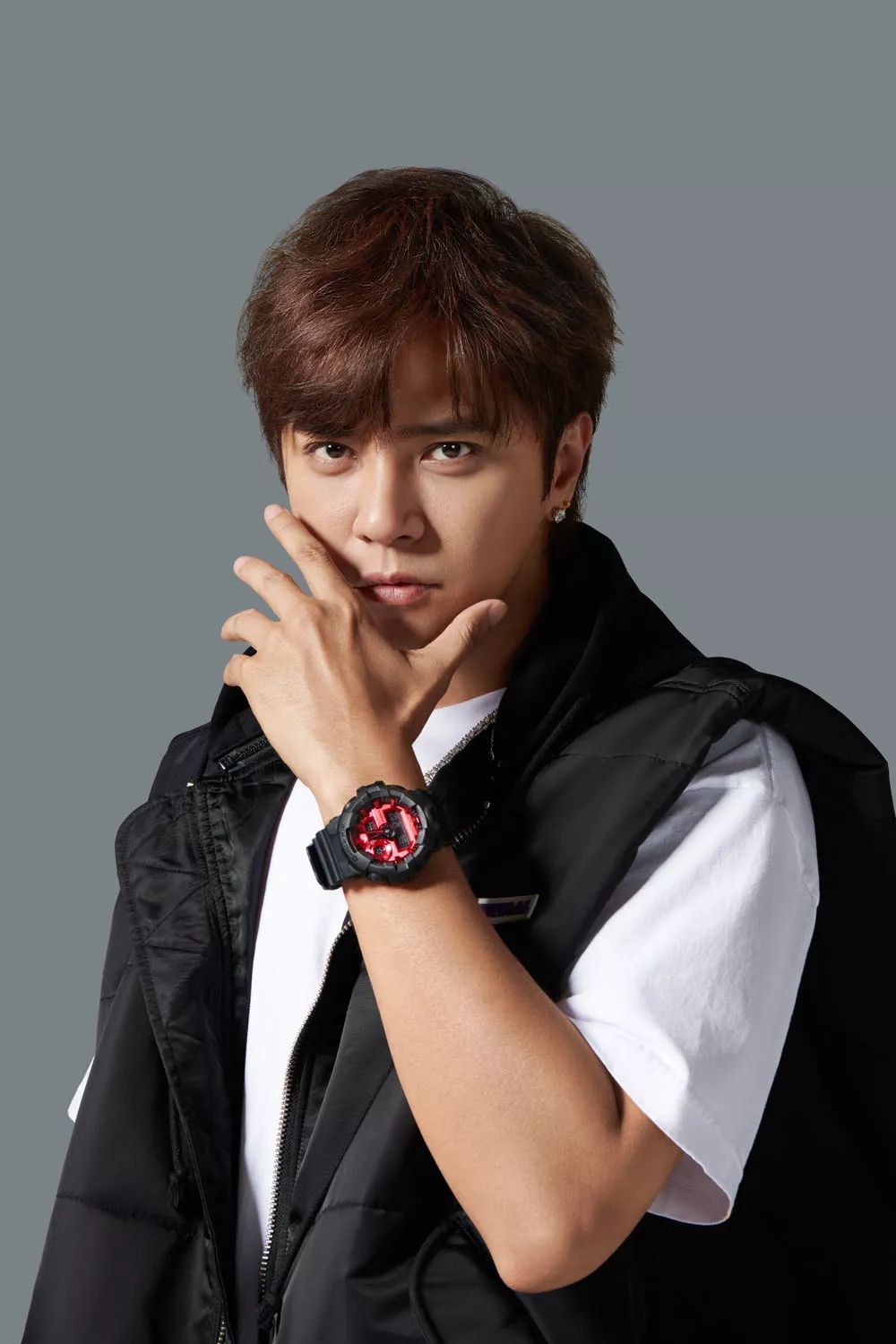 坐拥数千球鞋,满屋潮流玩具!他可能才是国内最潮的明星