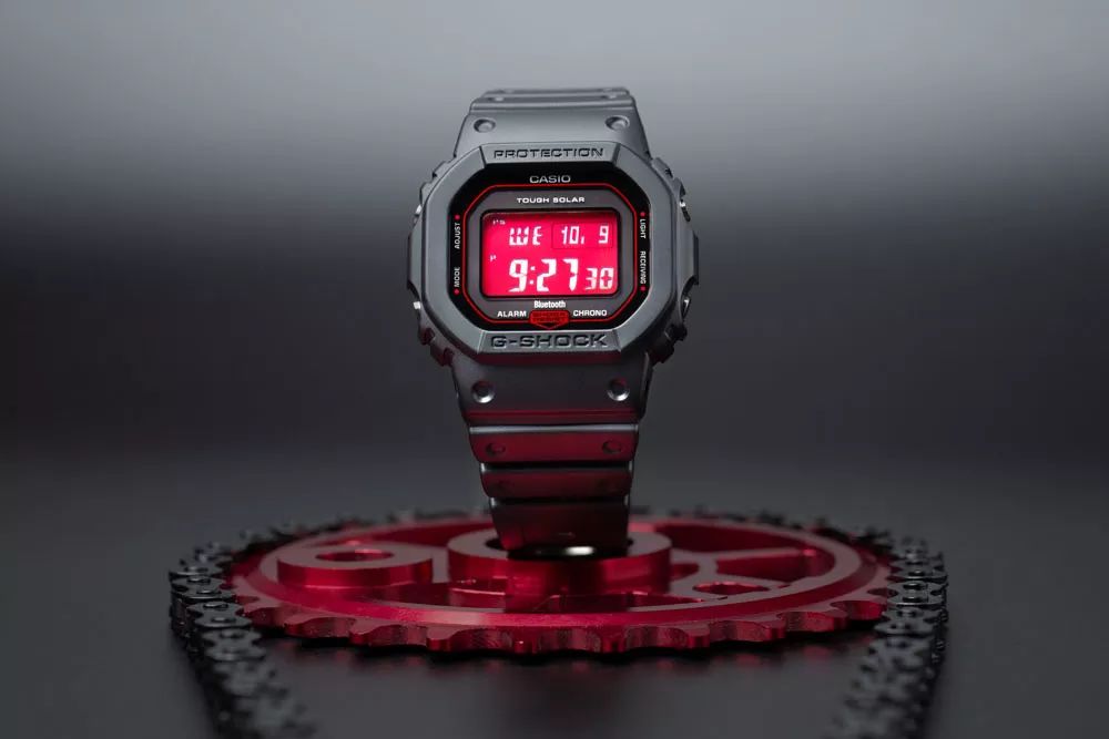 坐拥数千球鞋,满屋潮流玩具!他可能才是国内最潮的明星