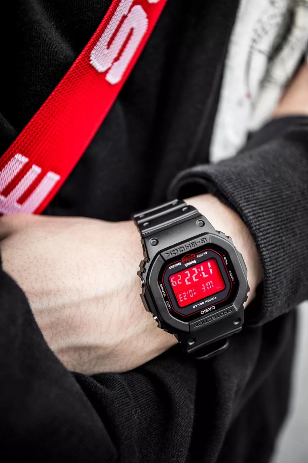 坐拥数千球鞋,满屋潮流玩具!他可能才是国内最潮的明星