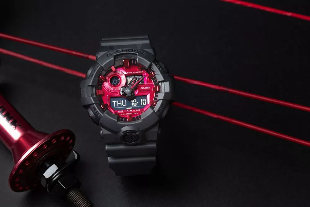 坐拥数千球鞋,满屋潮流玩具!他可能才是国内最潮的明星