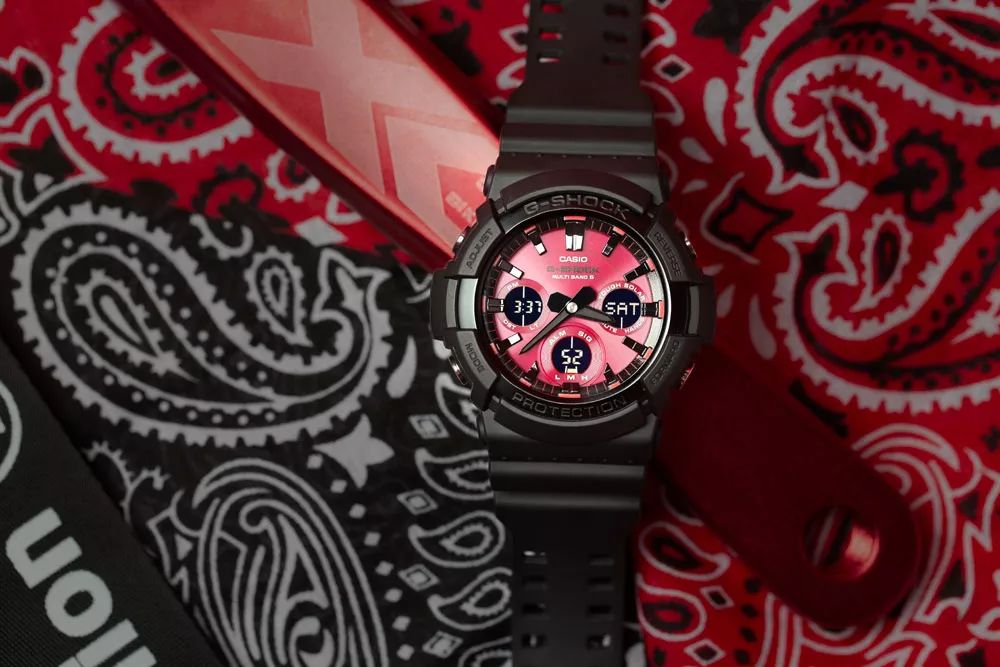 坐拥数千球鞋,满屋潮流玩具!他可能才是国内最潮的明星