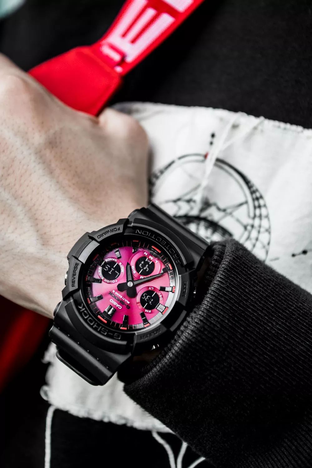 坐拥数千球鞋,满屋潮流玩具!他可能才是国内最潮的明星