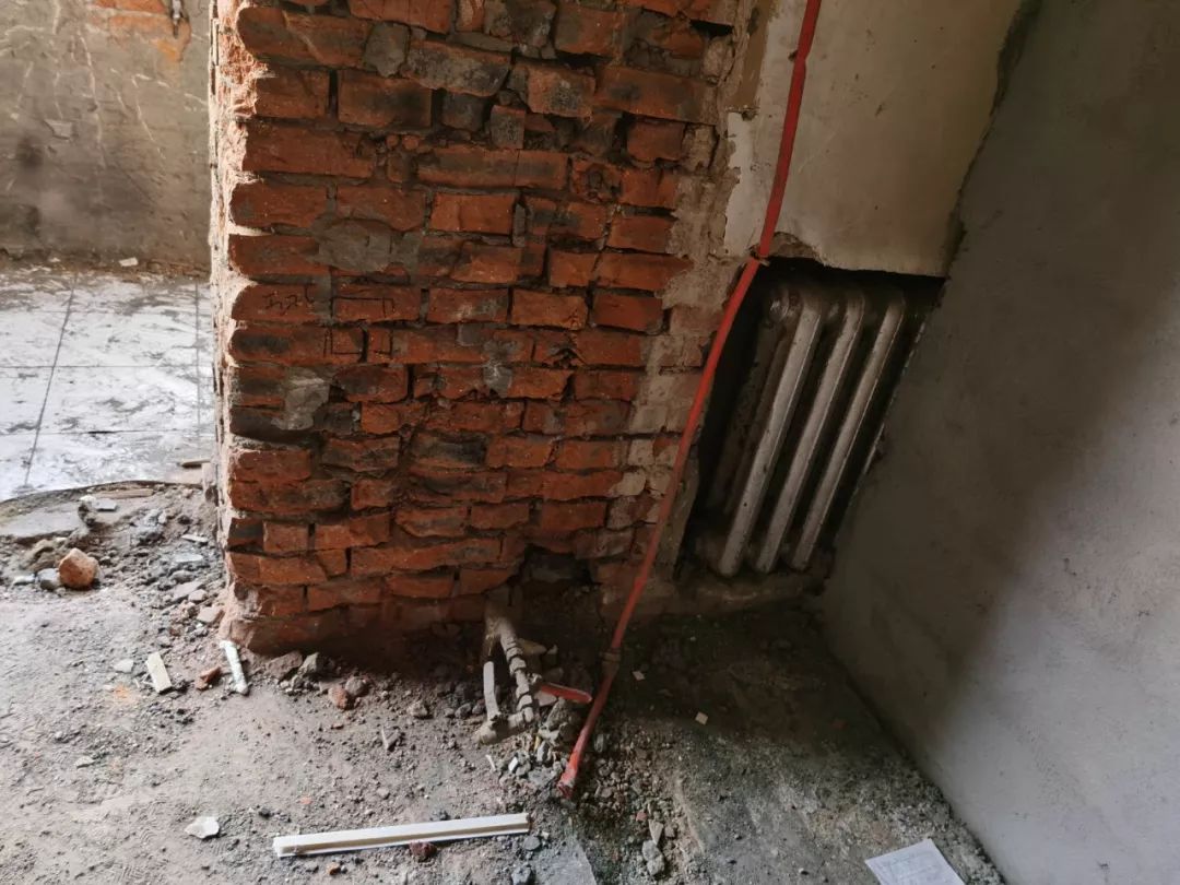 #小Z为您跑供暖#住户私改暖气管线,整个单元上下都不热咋办|华能供热:私改管线有多处漏点,抢修后供热已恢复