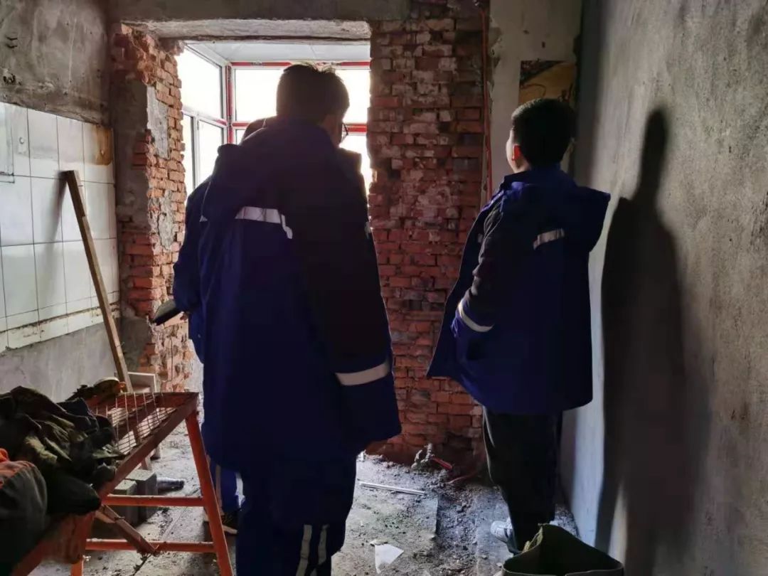 #小Z为您跑供暖#住户私改暖气管线,整个单元上下都不热咋办|华能供热:私改管线有多处漏点,抢修后供热已恢复