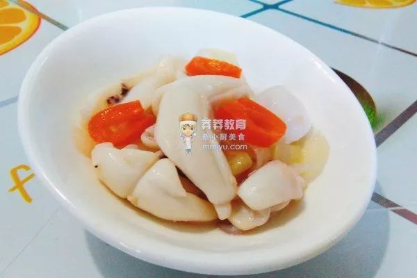 洋葱青椒炒墨鱼仔视频,韭黄炒鱼块增强免疫力