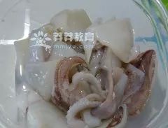 洋葱青椒炒墨鱼仔视频,韭黄炒鱼块增强免疫力