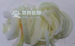 洋葱青椒炒墨鱼仔视频,韭黄炒鱼块增强免疫力