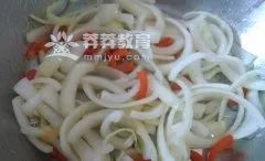 洋葱青椒炒墨鱼仔视频,韭黄炒鱼块增强免疫力