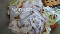 洋葱青椒炒墨鱼仔视频,韭黄炒鱼块增强免疫力