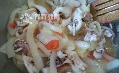 洋葱青椒炒墨鱼仔视频,韭黄炒鱼块增强免疫力