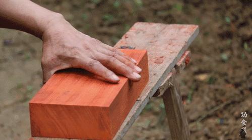 63岁中国大爷靠玩木头火到国外,61岁中国大爷惊呆老外