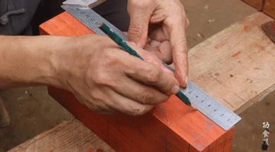 63岁中国大爷靠玩木头火到国外,61岁中国大爷惊呆老外