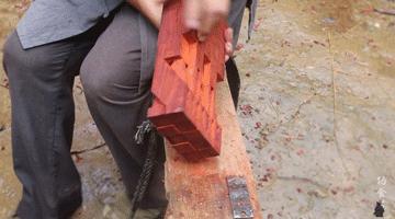 63岁中国大爷靠玩木头火到国外,61岁中国大爷惊呆老外