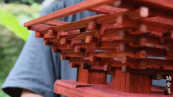 63岁中国大爷靠玩木头火到国外,61岁中国大爷惊呆老外