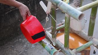 63岁中国大爷靠玩木头火到国外,61岁中国大爷惊呆老外