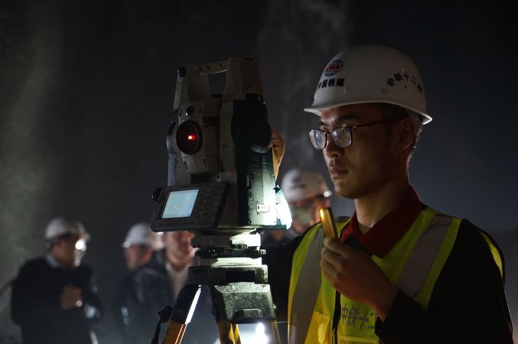 石头像子弹一样射出又像什么,石头像子弹一样又像流星一样