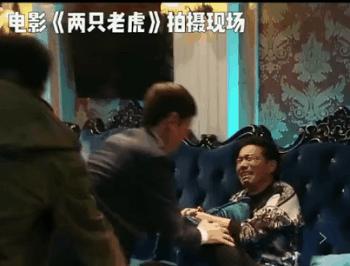 64岁陈道明偶遇84岁牛犇：不经意的动作，暴露了他真正的教养