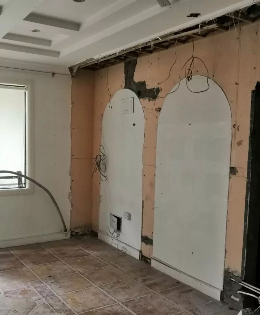 她买下32㎡上海老旧学区房，为女儿打造小桃园，还有20㎡超舒适大庭院