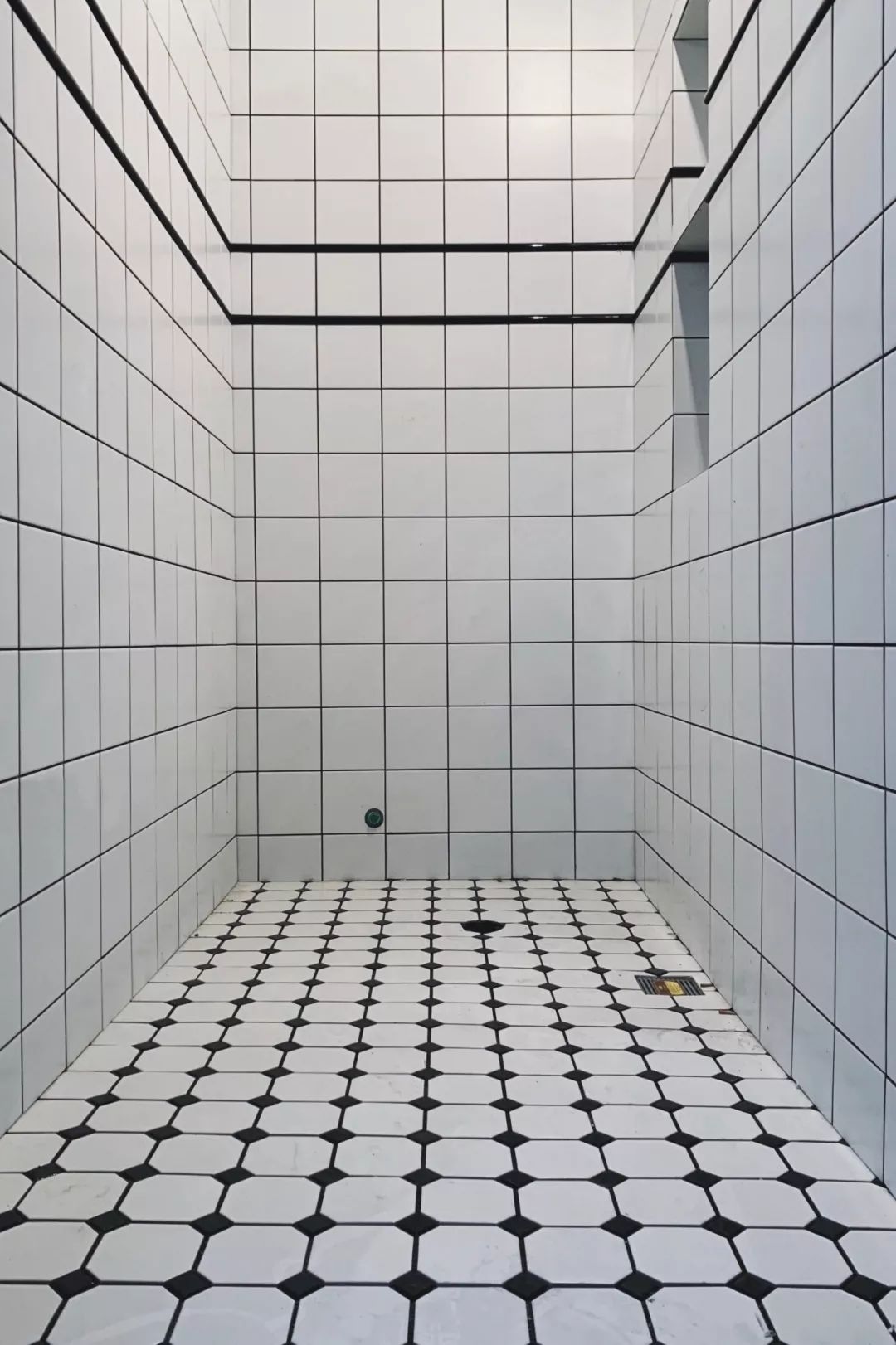 她买下32㎡上海老旧学区房，为女儿打造小桃园，还有20㎡超舒适大庭院