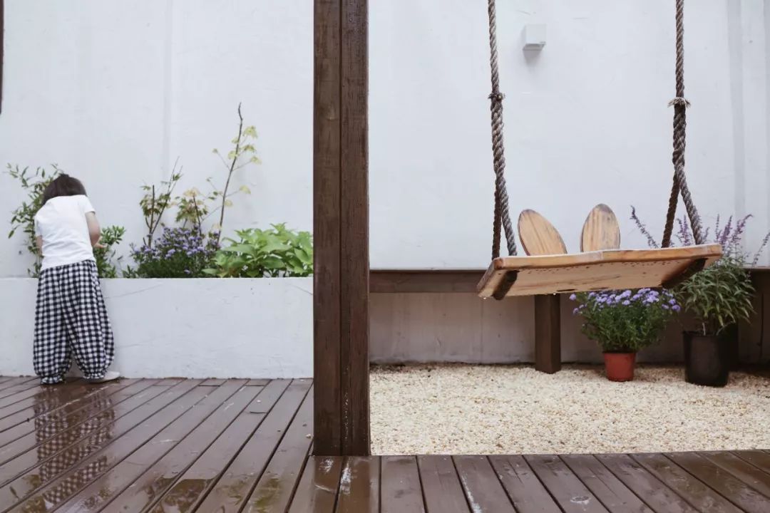 她买下32㎡上海老旧学区房，为女儿打造小桃园，还有20㎡超舒适大庭院