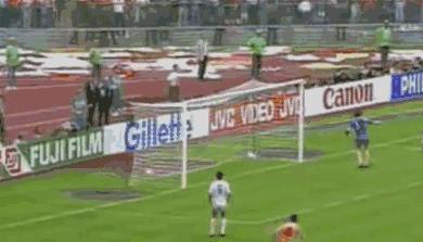 致范-巴斯滕：郁金香的魂，圣西罗的梦，翱翔绿茵的“天鹅王子”